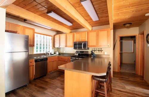 Sunriver House | BEST LOCATION! 10 SHARC Pass/AC/Wi-Fi/HUGE Kid Bunk Room/Hot Tub/Bikes