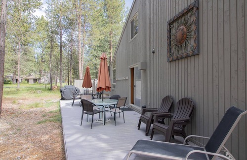 Sunriver House | BEST LOCATION! 10 SHARC Pass/AC/Wi-Fi/HUGE Kid Bunk Room/Hot Tub/Bikes