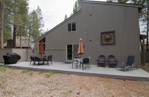 Sunriver House | BEST LOCATION! 10 SHARC Pass/AC/Wi-Fi/HUGE Kid Bunk Room/Hot Tub/Bikes