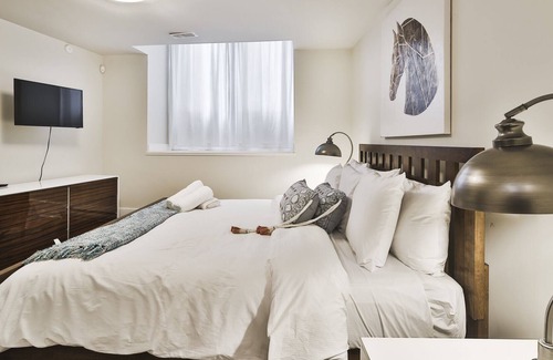 Old Montreal Apartment | Best Location 3Bdrs/3Bath Old Mtl/PoolTable/8guest