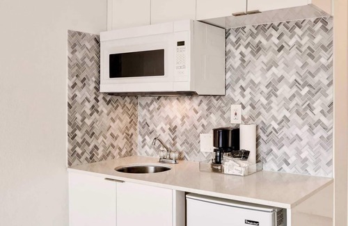 Flamingo/Lummus Condo | Best location by the Beach ! Free WiFi - TV - All amenities