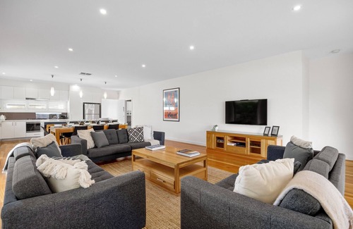 Rye House | BEST location! Multi family stay. Rye bay beach & shops 10min walk