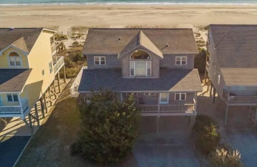 Holden Beach Cottage | Best location on Holden Beach! OCEAN FRONT with a pool and PET FRIENDLY