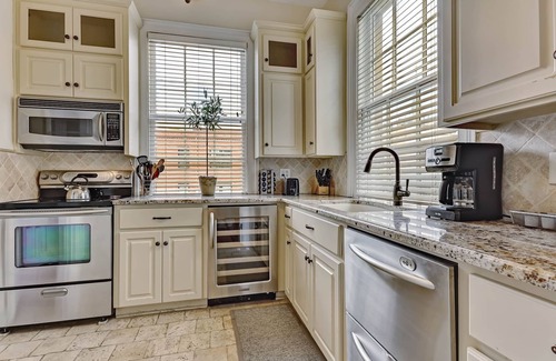 Historic Downtown Savannah Condo | Best Location Period! Luxury On Renowned Jones St In Heart Of Historic District!