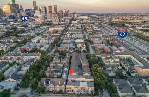 Midtown House | Best of Midtown-3 Bedrooms Minutes to Attractions