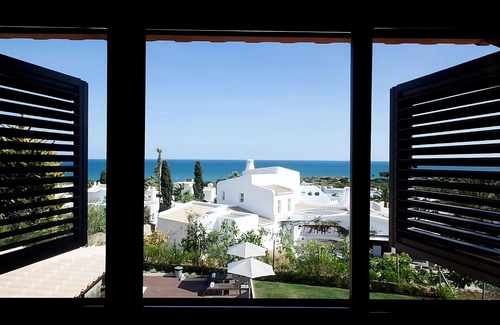 Albufeira Hotel | Best Place to Stay in Albufeira! Beach Access, Swimming Pools, Free Parking!