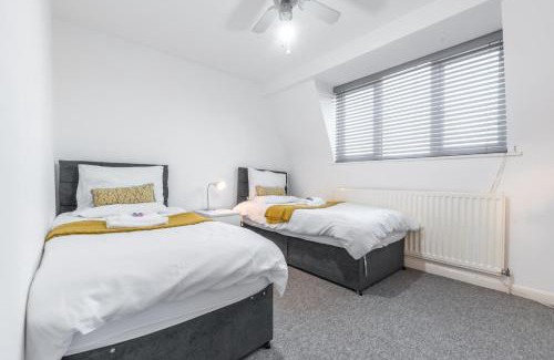 Portsmouth Apartment | BEST PRICE! LARGE HOME FOR 4 - SMART TV - COMFY BEDS - GARDEN - 4 Single Beds or 2 Doubles!