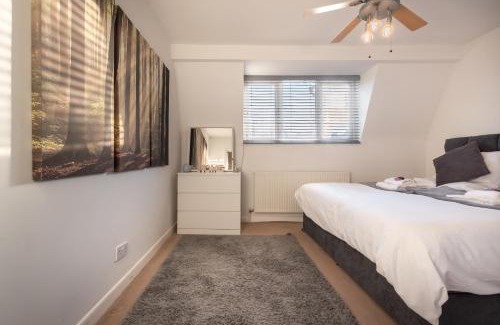 Portsmouth Apartment | BEST PRICE! LARGE HOME FOR 4 - SMART TV - COMFY BEDS - GARDEN - 4 Single Beds or 2 Doubles!