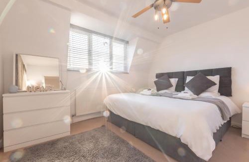 Portsmouth Apartment | BEST PRICE! LARGE HOME FOR 4 - SMART TV - COMFY BEDS - GARDEN - 4 Single Beds or 2 Doubles!