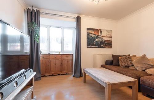 Portsmouth Apartment | BEST PRICE! LARGE HOME FOR 4 - SMART TV - COMFY BEDS - GARDEN - 4 Single Beds or 2 Doubles!