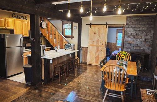 Hunter House | Best rated cabin in Hunter cozy 4 Bedrooms 3 full baths AC close to everything
