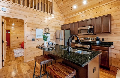 White Oak Lodge Cabin | Best Value in Gatlinburg! Hot Tub, Games, Views, Pool, Fire Pit, Pickleball!