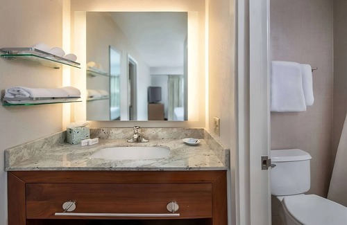 Linthicum Heights Hotel | Best Value, Quality Stay! Free Breakfast, w/Pool, Near M&T Bank Stadium!