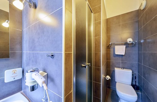 Contades Hotel | Best Value, Quality Stay! Near Museum Œuvre Notre-Dame! Pets are Allowed!