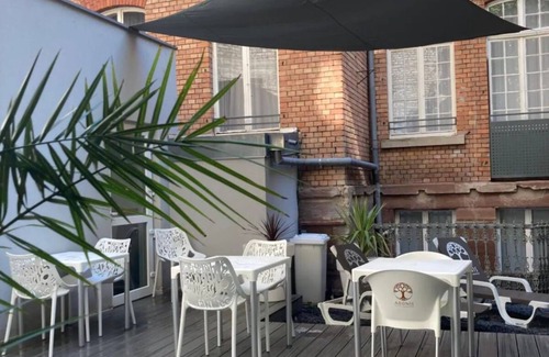Contades Hotel | Best Value, Quality Stay! Near Museum Œuvre Notre-Dame! Pets are Allowed!