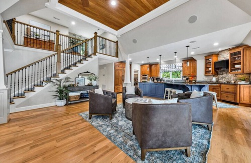 Huddleston House | BEST VIEW~Luxury 8500 Sq Ft~6 bedroom 5 Flex Rooms
