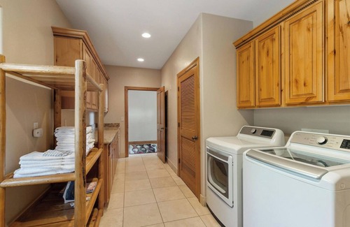 Zion National Park East Entrance Cabin | Best Views, Hot Tub, Game Room! 10 minutes to Zion