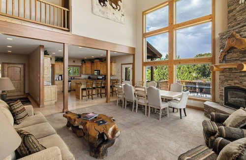 Zion National Park East Entrance Cabin | Best Views, Hot Tub, Game Room! 10 minutes to Zion
