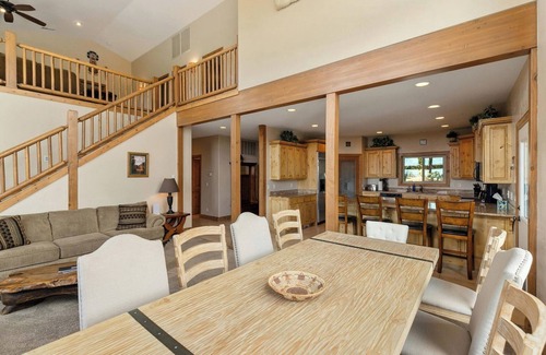 Zion National Park East Entrance Cabin | Best Views, Hot Tub, Game Room! 10 minutes to Zion