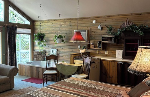 Eureka Springs Cottage | Best Views in Eureka Springs from this Mountain Cabin with Full Glass Front
