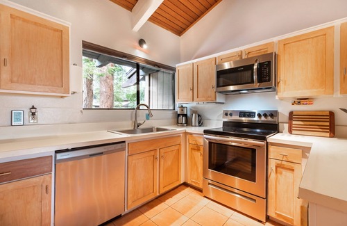 Mammoth Lakes Condo | Best views on the mountain, views over Sherwins, White Mountain and Crowley Lake. 0.3 mile from Canyon Lodge. 2 bedrooms 2 bathrooms. Sofa sleeper upstairs. Open plan living room and kitchen.