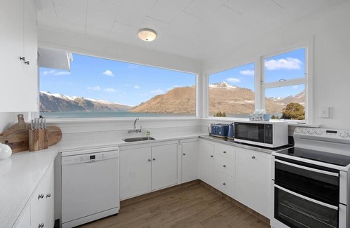 Queenstown House | Best views, walking distance to town, 5 bedroom