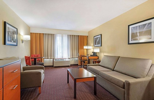 Wood Village Hotel | Best Western Cascade Inn & Suites