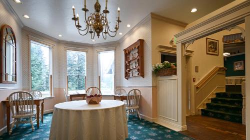 Mendenhall Valley Hotel | Best Western Grandma's Feather Bed