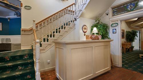 Mendenhall Valley Hotel | Best Western Grandma's Feather Bed