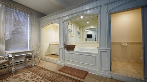 Mendenhall Valley Hotel | Best Western Grandma's Feather Bed