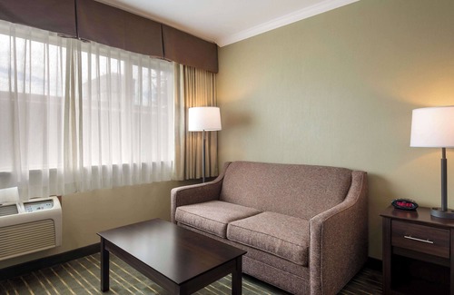 Coos Bay Hotel | Best Western Holiday Hotel