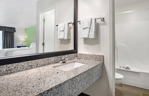 Navarre Hotel | Best Western Navarre Waterfront