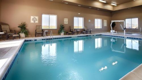 Burlington Hotel | Best Western Plus Carousel Inn & Suites Burlington