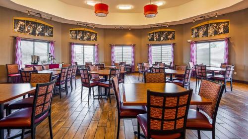 Burlington Hotel | Best Western Plus Carousel Inn & Suites Burlington
