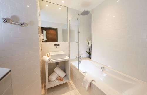Valence Hotel | Best Western Plus Clos Syrah