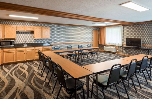 North Canton Hotel | Best Western Plus North Canton Inn & Suites