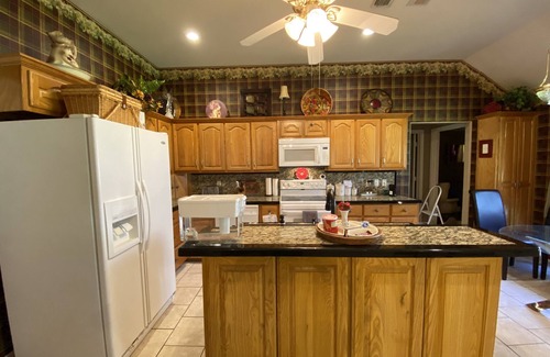 Flint House | BestStays@ Angel near Lake Palestine.TVs in all Rooms large groups Fenced