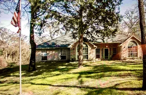 Flint House | BestStays@ Angel near Lake Palestine.TVs in all Rooms large groups Fenced