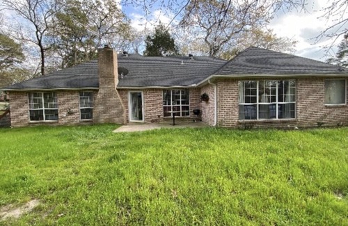 Flint House | BestStays@ Angel near Lake Palestine.TVs in all Rooms large groups Fenced