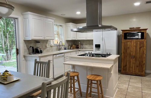 Tyler House | BestStays@King Bee. Large Groups OK.TVs in rooms and Newly Fenced Backyard