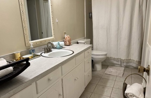 Tyler House | BestStays@King Bee. Large Groups OK.TVs in rooms and Newly Fenced Backyard