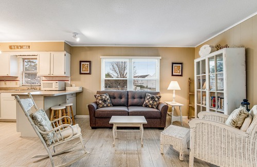 Frankford Condo | Bethany Meadows Condo w/Free WiFi, Shared Pool & Tennis Court, W/D, AC, Patio