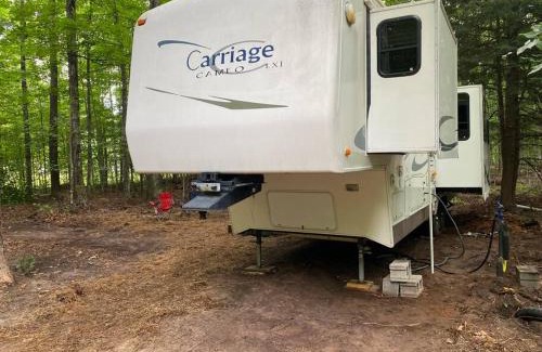 Beulah Apartment | Betsie -35Ft RV Camper in Woods -Firepit & Hot Tub