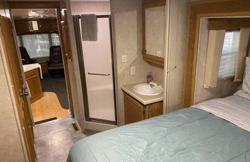 Beulah Apartment | Betsie -35Ft RV Camper in Woods -Firepit & Hot Tub