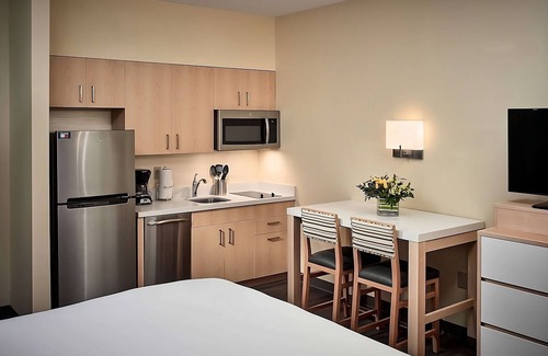Gwinnett Place House | Better Choice For Your Vacation! Spacious unit w/Swimming Pool Access!