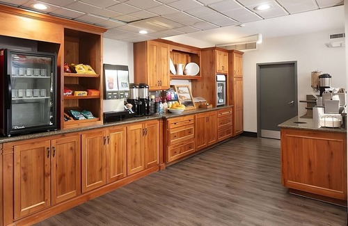Orchard District Hotel | Better Choice For Your Vacation! Accessible Unit! Near Pine Nursery Park!