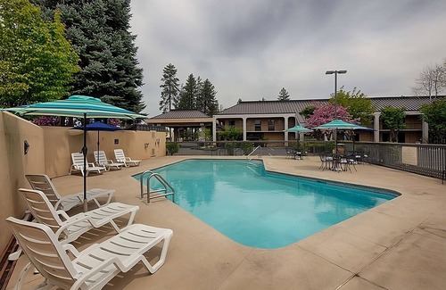 Orchard District Hotel | Better Choice For Your Vacation! Accessible Unit! Near Pine Nursery Park!