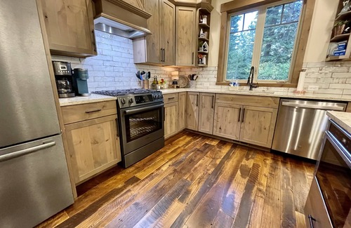 Cle Elum House | Better than the rest! Suncadia Sleeps12 3Baths FirePit HotTub Bikes Game Room