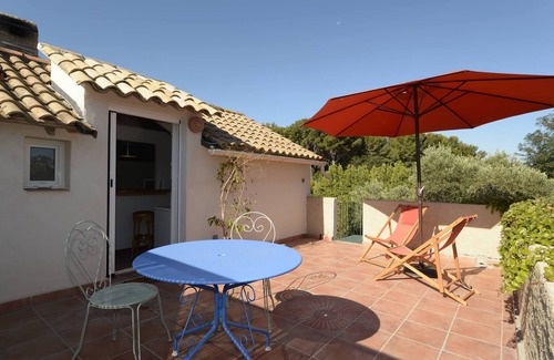 Saint-Mitre-les-Remparts Apartment | Between Alpilles and Cote Bleue apartment in a charming farmhouse with pool