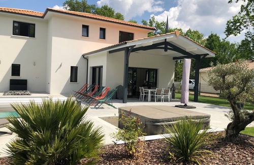 Saint-Aubin-de-Medoc Villa | Between land and sea